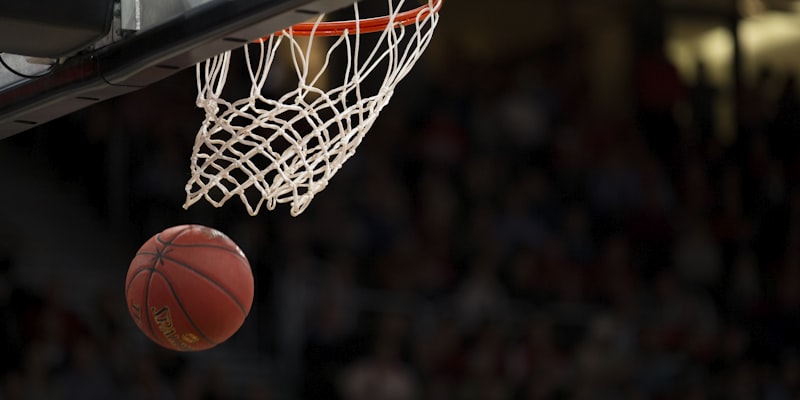 NBA篮球赛事最新报道与球星转会传闻
